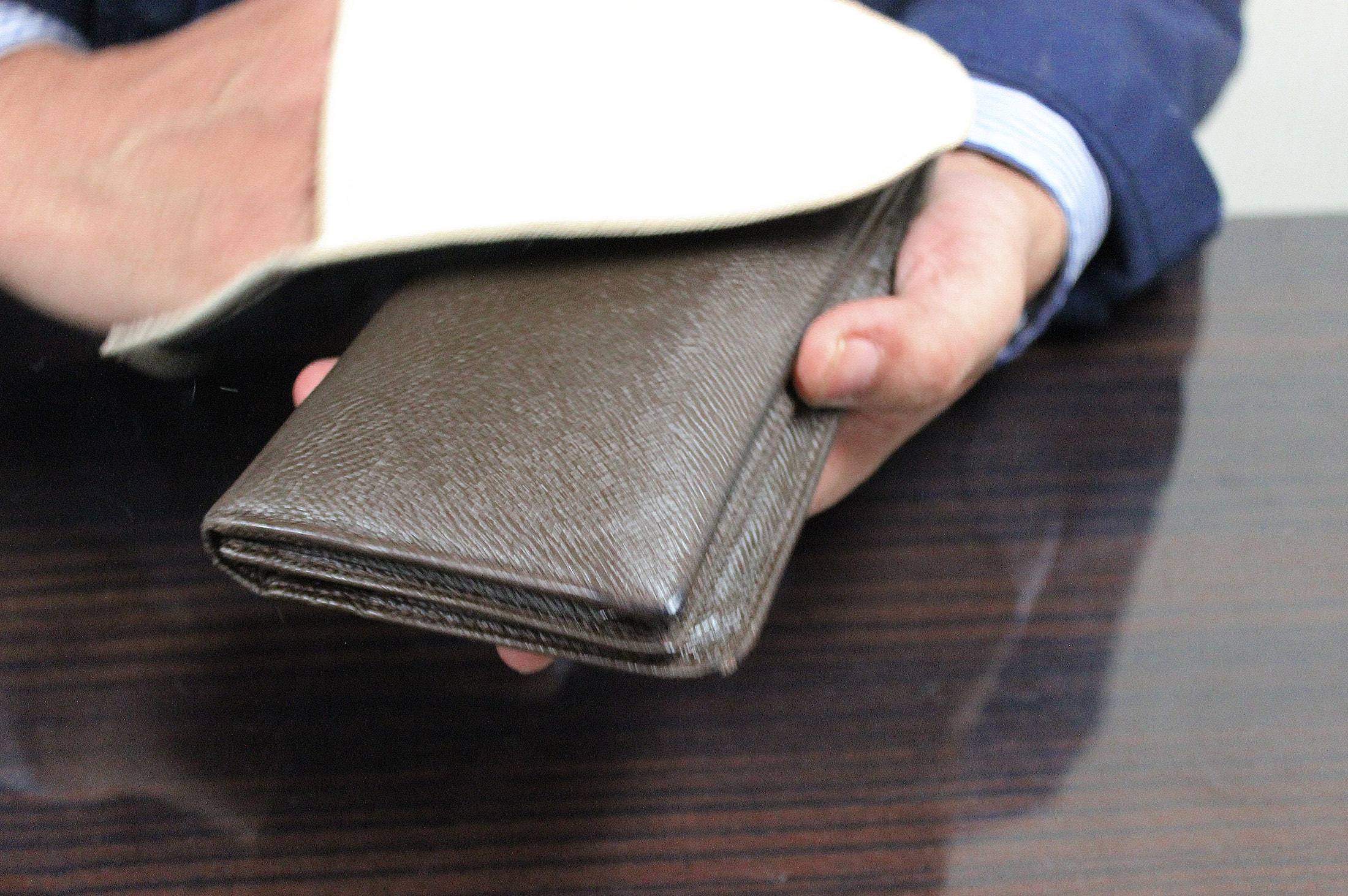 あなたの財布は何革？　革によって異なる財布のお手入れ法